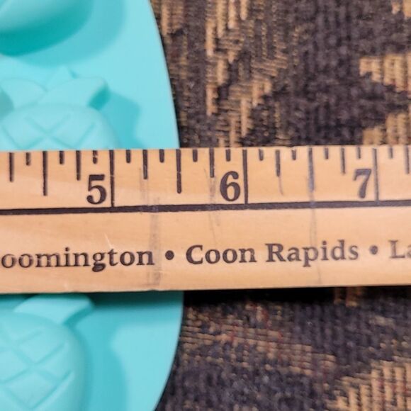 Blush Silicone Pineapple Mold - Picture 3 of 4